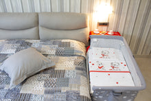 Carica l'immagine nel visualizzatore di Gallery, 2 set completi da 3 pezzi + coprimaterasso per culle "Next to Me" 100% Cotone e certificate Oeko-Tex®.