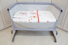 Carica l'immagine nel visualizzatore di Gallery, 2 set completi da 3 pezzi + coprimaterasso per culle "Next to Me" 100% Cotone e certificate Oeko-Tex®.