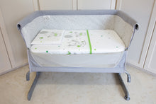 Carica l'immagine nel visualizzatore di Gallery, 2 set completi da 3 pezzi + coprimaterasso per culle "Next to Me" 100% Cotone e certificate Oeko-Tex®.