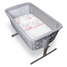 Carica l'immagine nel visualizzatore di Gallery, Set da 4 pezzi per culle "Next to Me", 100% Cotone Twill rosa e certificate Oeko-Tex® Orsetti Rosa.